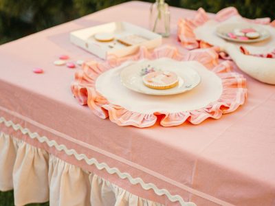 Față de masă roz pastel
